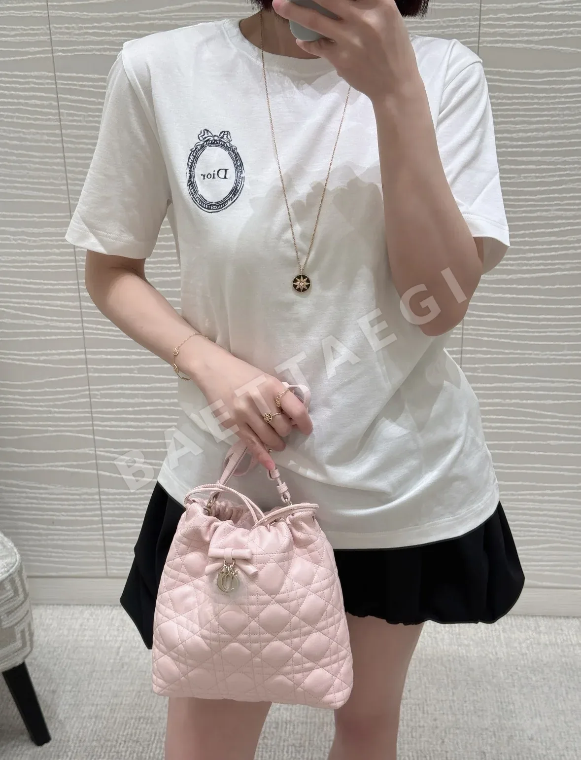 디올 여성 로고 자수 슬림핏 데님 반팔 티셔츠 상세 이미지 2