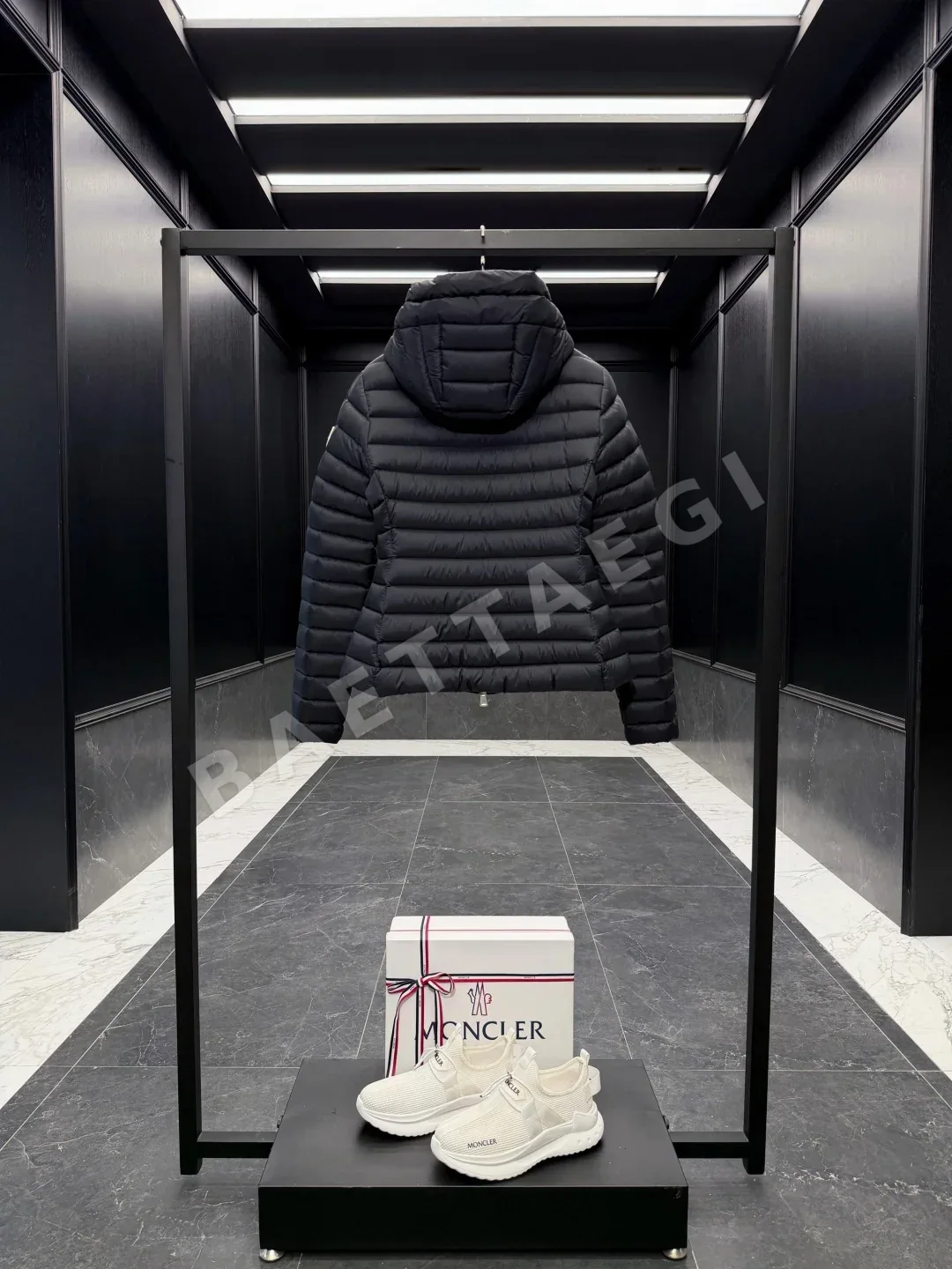몽클레르 이게 여성 후드 패딩 재킷 상세 이미지 9