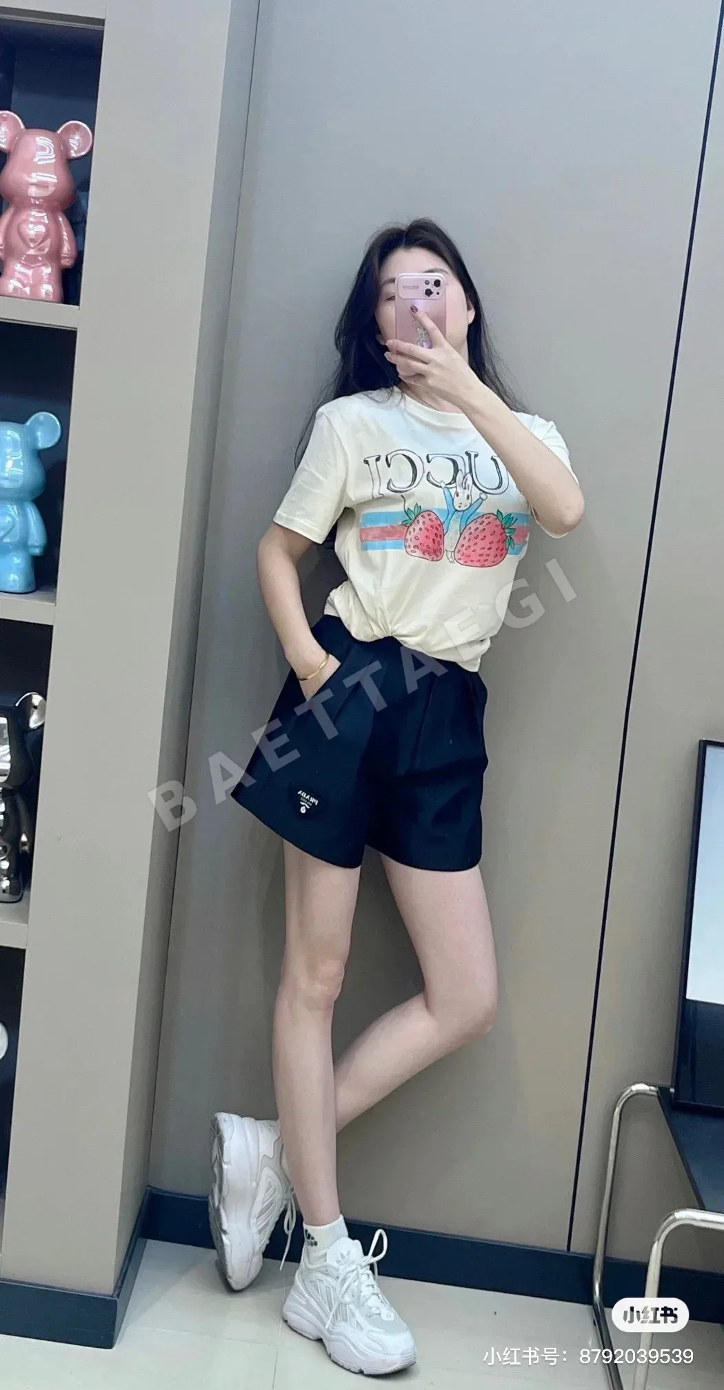 구찌 스트로베리 래빗 프린트 크루넥 반팔 티셔츠 상세 이미지 2
