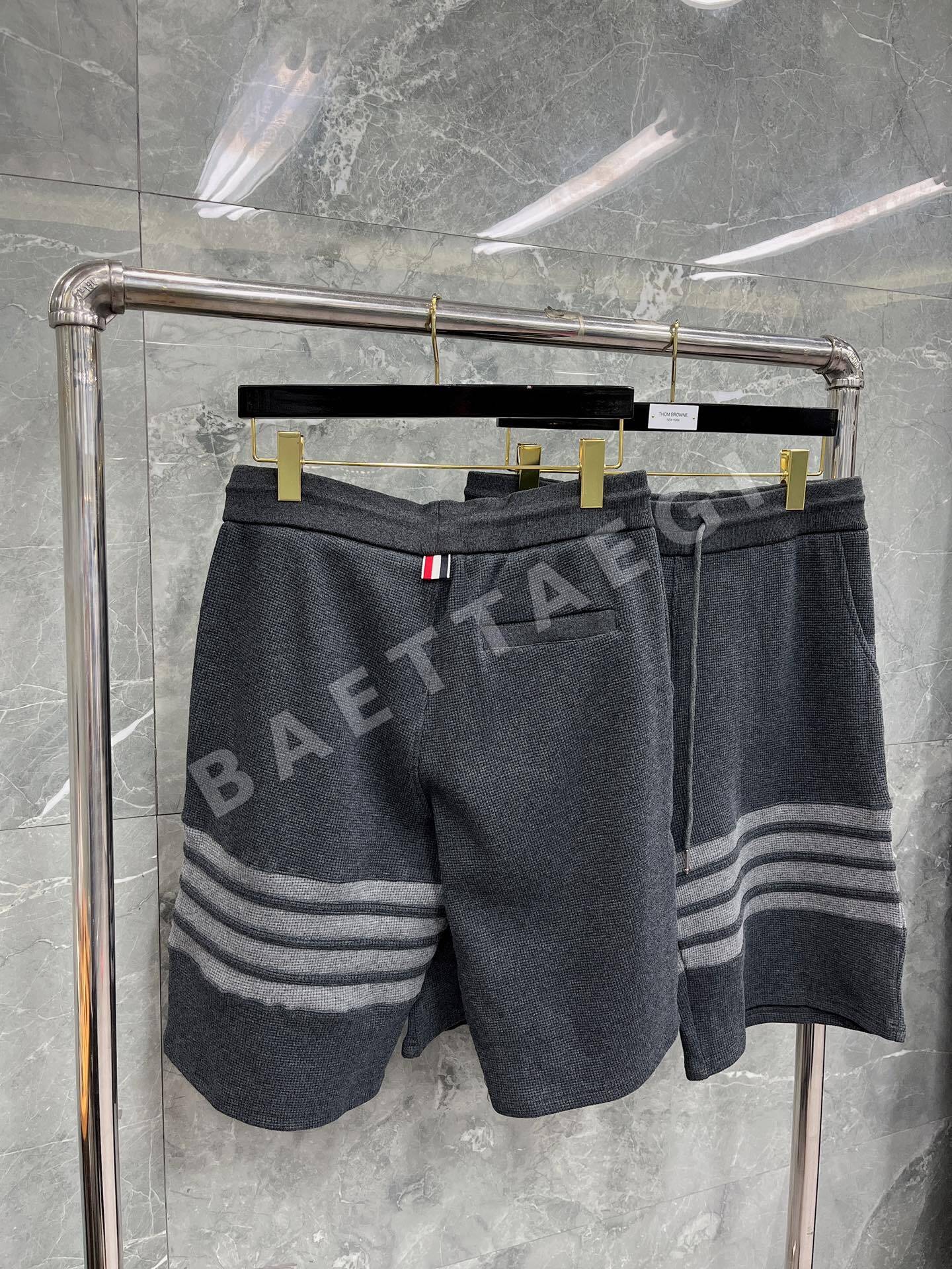 톰브라운 코튼 오버핏 4바 스트라이프 남녀공용 반바지 상세 이미지 3
