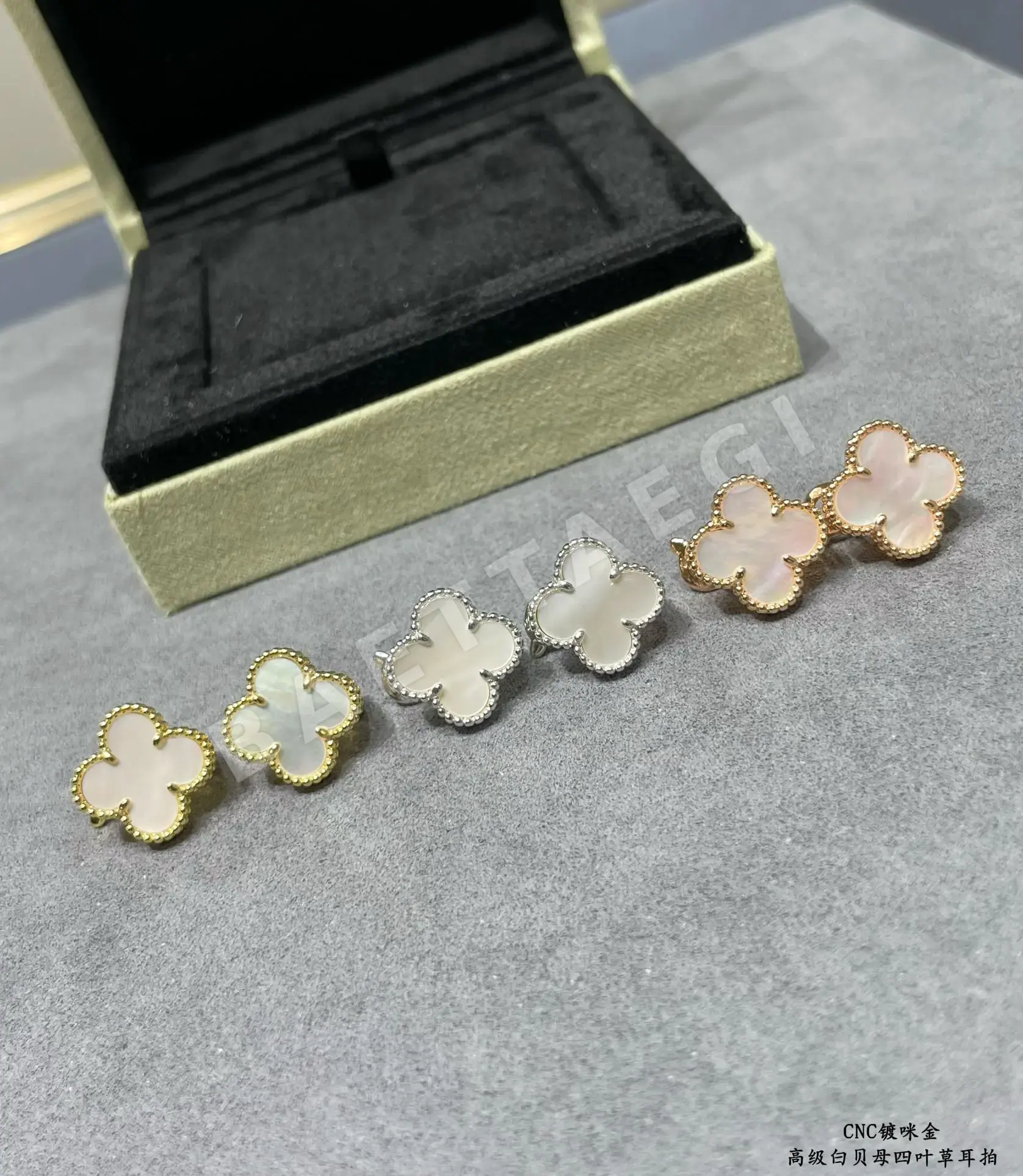 반클리프앤아펠 화이트 마더오브펄 클로버 귀걸이 상세 이미지 8