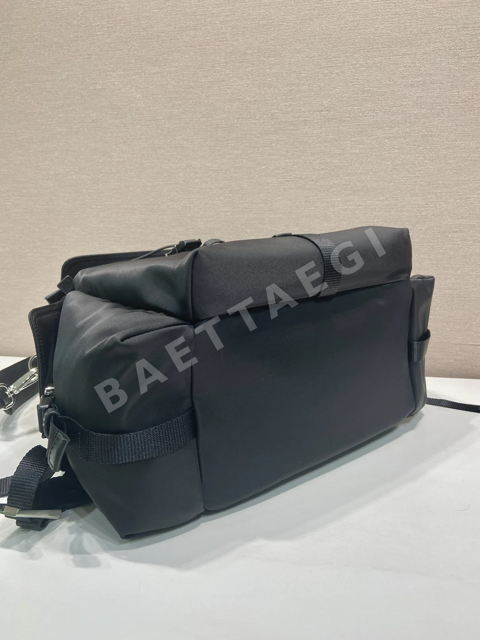 프라다 Explore 멀티포켓 나일론 가방 2VZ118 상세 이미지 6