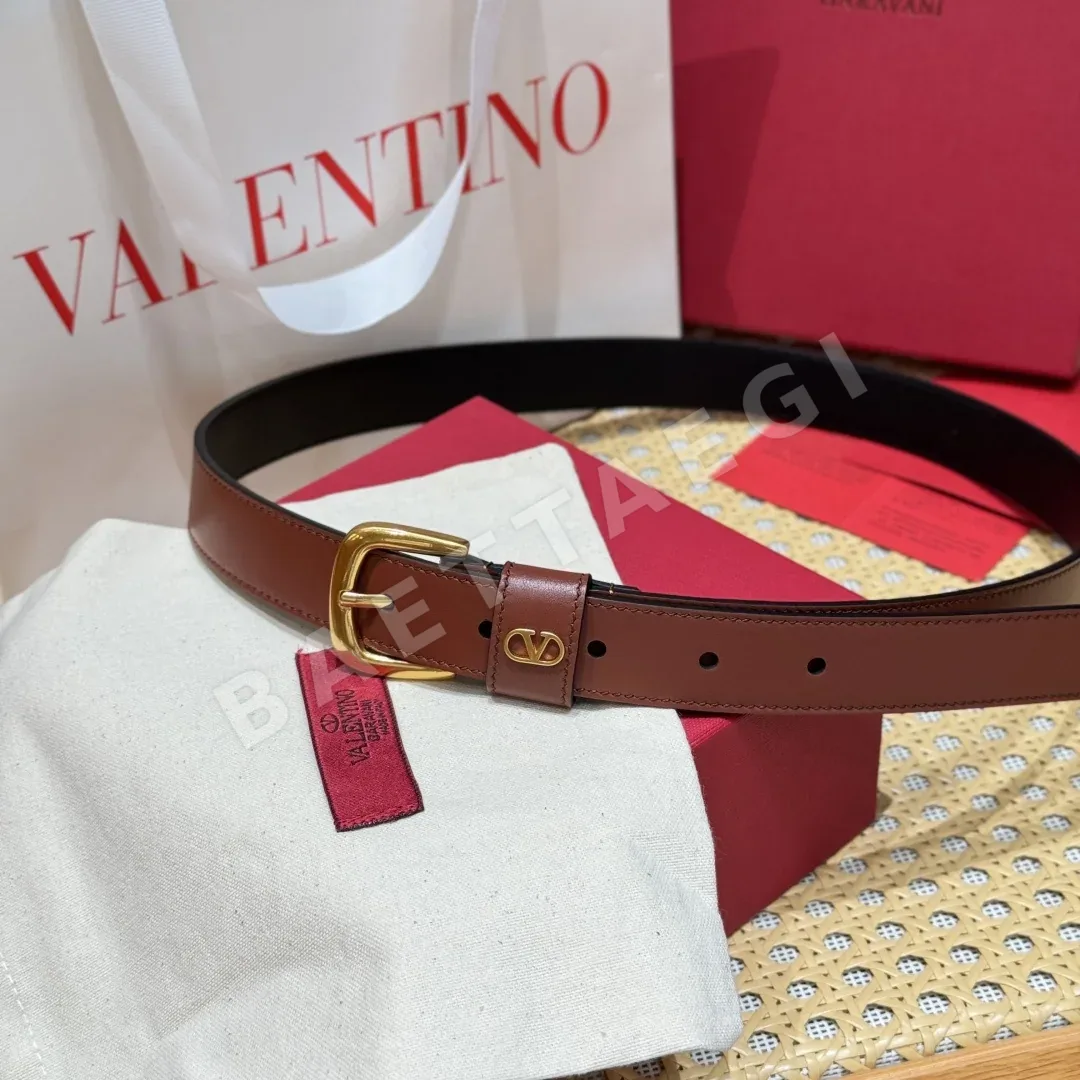 발렌티노 V 로고 송아지가죽 벨트 상세 이미지 3
