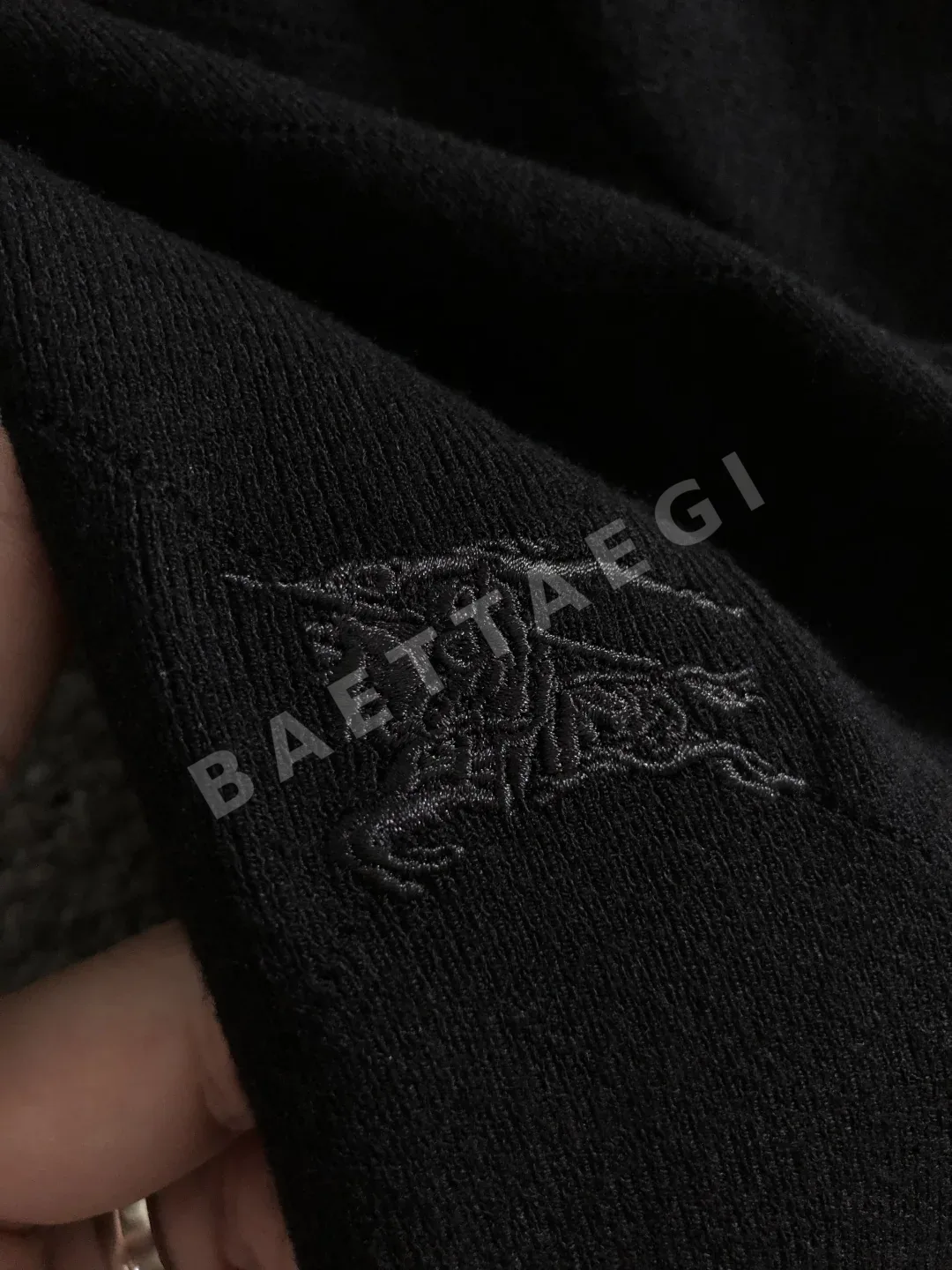 버버리 자카드 기사 문양 슬림핏 남성 니트 반팔 상세 이미지 9