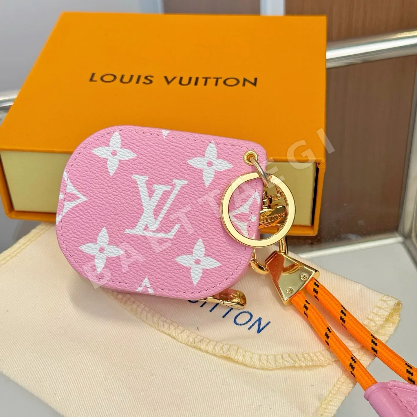 루이비통 LV 튠 이어폰 케이스 키링 상세 이미지 5